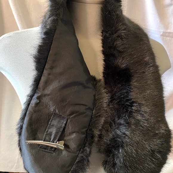 Faux fur scarf - Picture 3 of 3